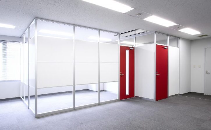 アルミ素材の赤いパーティションと白いパーティションの会議室事例
